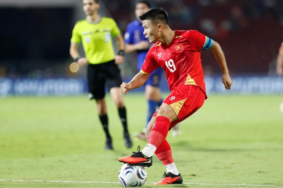 Quang Hải chỉ còn cách kỷ lục lịch sử đúng 1 trận; Man Utd chính thức chiêu mộ Carlos Baleba