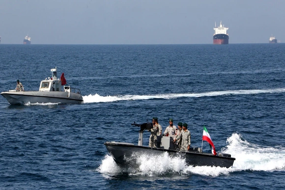 Hormuz vẫn đóng với tàu chưa được Tehran chấp thuận