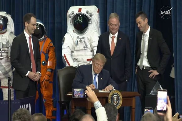 Ông Trump ký sắc lệnh thành lập Học viện Không gian Hoa Kỳ