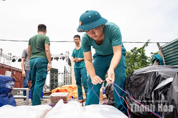 Lắp đặt và hoàn thiện trận địa pháo hoa tại Quảng trường Lam Sơn