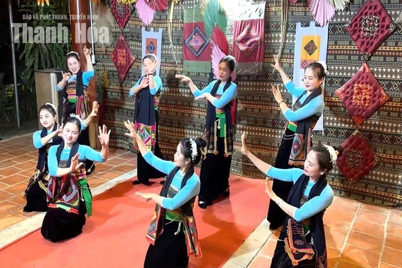 Nhóm múa đặc biệt của những cô gái Thái