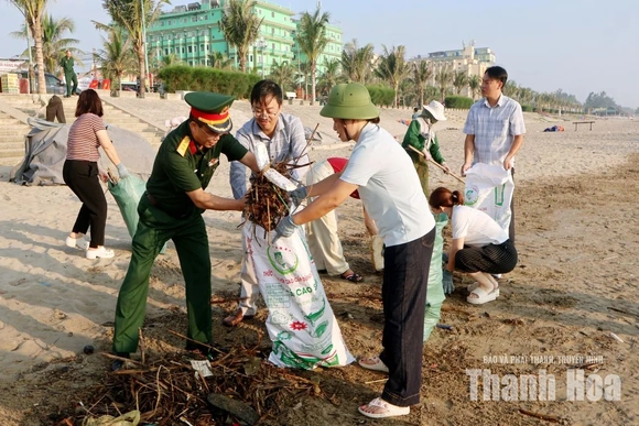 Phường Tĩnh Gia ra quân tổng vệ sinh môi trường khu vực ven biển và chỉnh trang cảnh quan đô thị