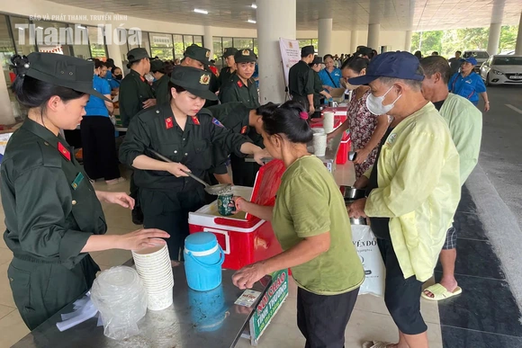 Cảnh sát cơ động trao 1.000 suất cháo, tuyên truyền pháp luật tại Bệnh viện Ung bướu
