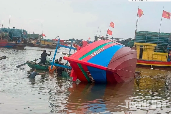 BĐBP Thanh Hóa phối hợp trục vớt tàu cá bị chìm&nbsp;