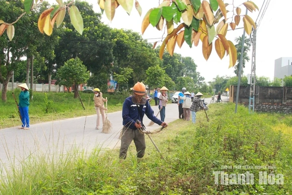 Phường Hạc Thành, xã Quảng Ngọc ra quân thiết lập trật tự đô thị, vệ sinh môi trường