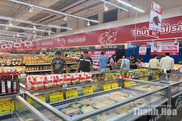 Khuyến mại cuối năm: Kích cầu thật hay chỉ là cuộc đua giảm giá?
