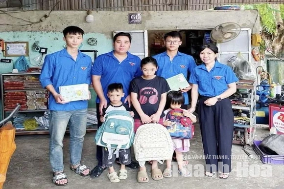 Tiếp sức em đến trường