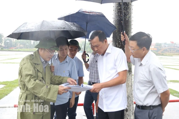 Chủ tịch UBND tỉnh Tô Anh Dũng kiểm tra một số điểm ngập trên địa bàn phường Hạc Thành