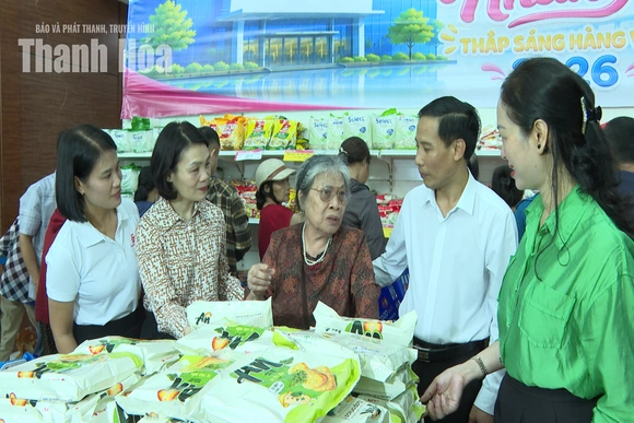 Người dân Hạc Thành trải nghiệm “Siêu thị nhân ái - Thắp sáng hàng Việt”