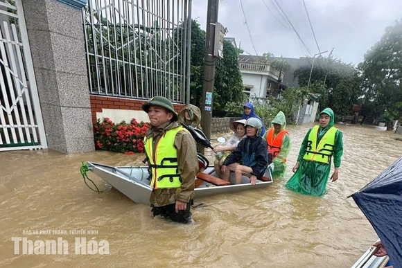 Công an xã Nông Cống phối hợp di dời 420 hộ dân đến nơi an toàn