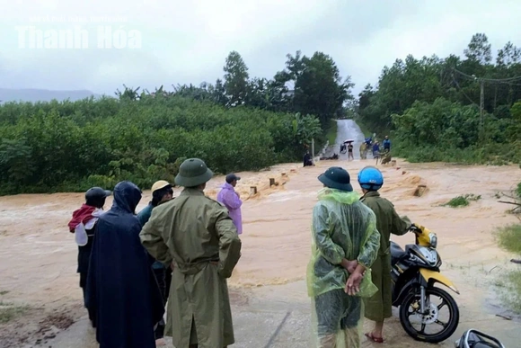 Nhiều ngầm tràn nước dâng cao gây chia cắt