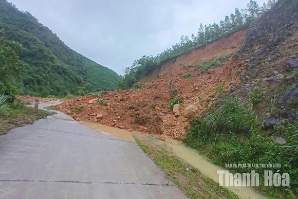 Mưa lớn gây ngập úng, sạt lở tại xã Thành Vinh
