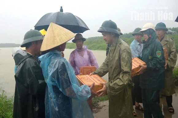 Xã Vĩnh Lộc khắc phục hậu quả mưa lũ, hỗ trợ người dân vùng bị cô lập
