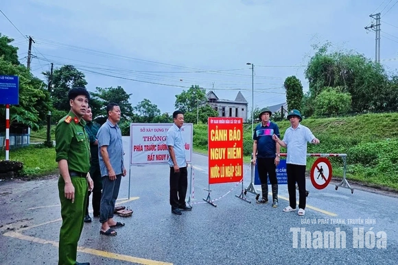 Quốc lộ 45 qua xã Tây Đô bị ngập sâu, giao thông tạm thời gián đoạn