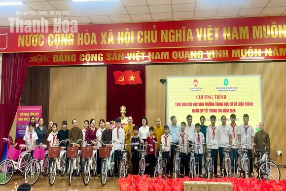 Trao quà trung thu cho học sinh vùng khó