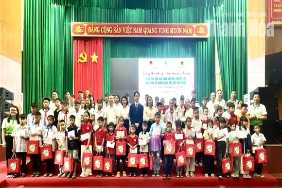 Trao 390 suất quà cho trẻ em có hoàn cảnh khó khăn