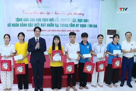 Bản tin Thời sự tối 19/9/2026: Trao quà cho trẻ em có hoàn cảnh khó khăn