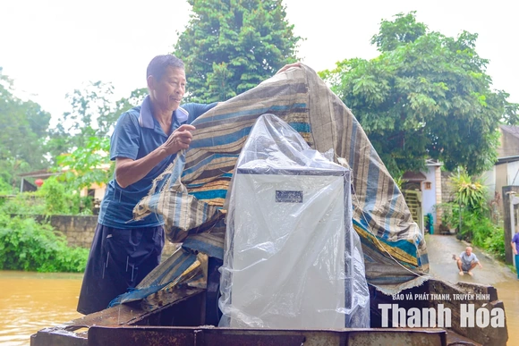 Người dân khẩn trương di dời tài sản khi nước lũ dâng cao