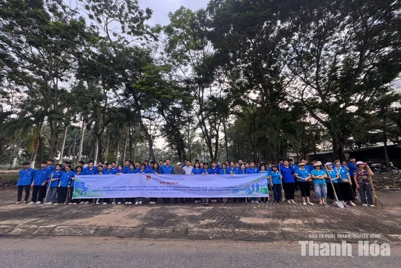 Hơn 100 đoàn viên ra quân làm vệ sinh môi trường “Ngày Chủ nhật xanh”
