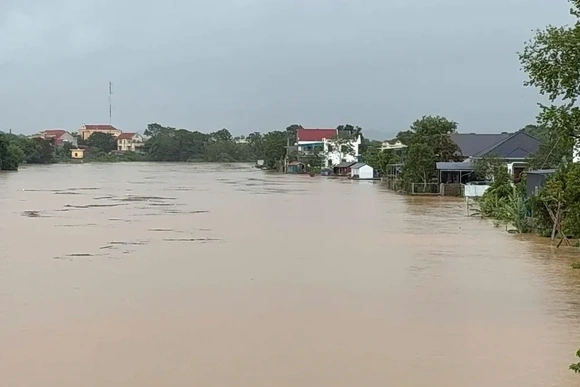 Lũ trên sông Bưởi tiếp tục lên, có khả năng xấp xỉ báo động 3