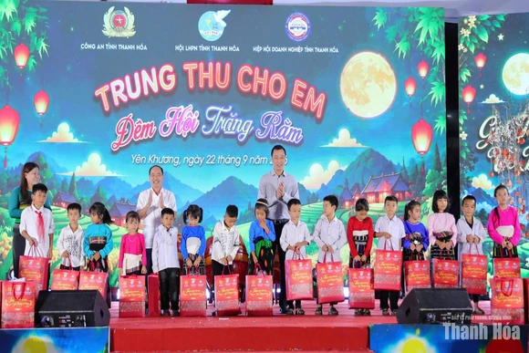 Rộn ràng “Trung thu cho em - Đêm hội trăng rằm” tại xã biên giới Yên Khương
