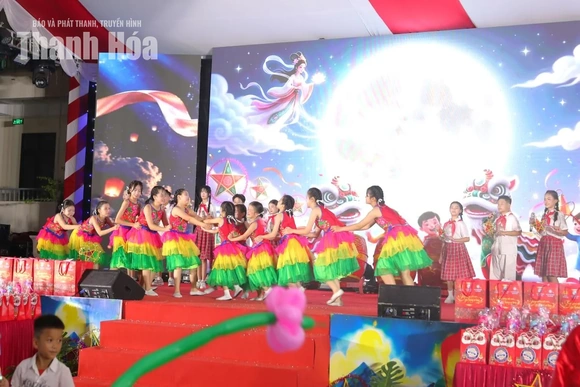 Mang tiếng cười và sự quan tâm, sẻ chia đến với trẻ em nơi biên giới Yên Khương