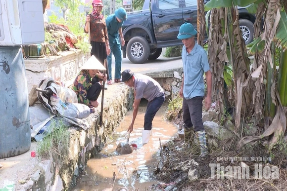 Xã Tân Ninh vệ sinh môi trường sau mưa lũ
