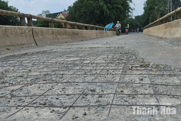 Cận cảnh cây cầu “già cỗi” lộ dầm sắt