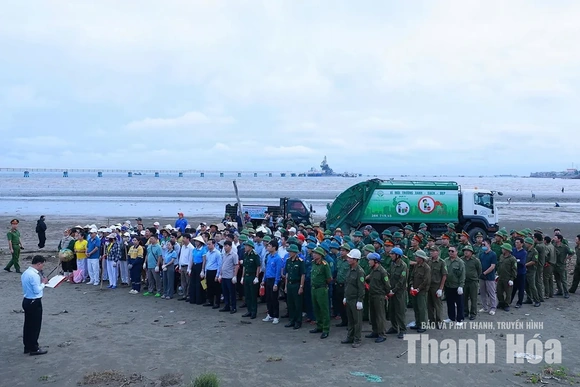 Phường Nghi Sơn ra quân dọn vệ sinh môi trường và thiết lập trật tự công cộng, trật tự đô thị
