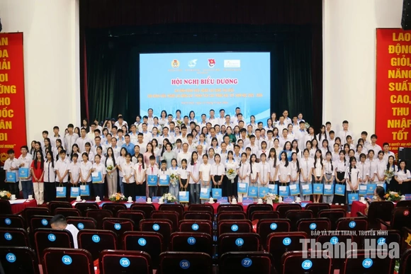 Biểu dương gia đình đoàn viên, người lao động và con đạt thành tích cao trong học tập