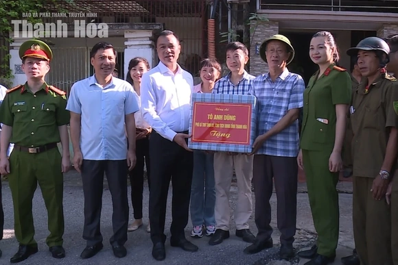 Chủ tịch UBND tỉnh Tô Anh Dũng thăm, động viên các tổ công tác thực hiện cao điểm lập lại trật tự đô thị tại phường Hạc Thành