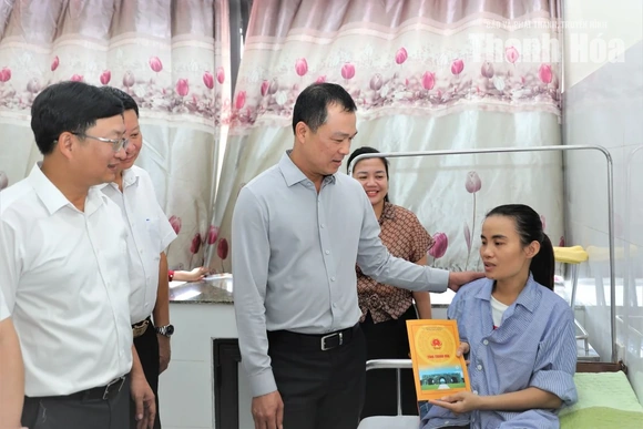 Chủ tịch UBND tỉnh Tô Anh Dũng thăm, động viên công nhân môi trường bị tai nạn khi làm nhiệm vụ