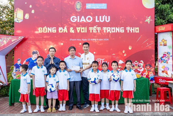 Cầu thủ CLB Bóng đá Thanh Hóa vui Trung thu cùng trẻ em Làng SOS