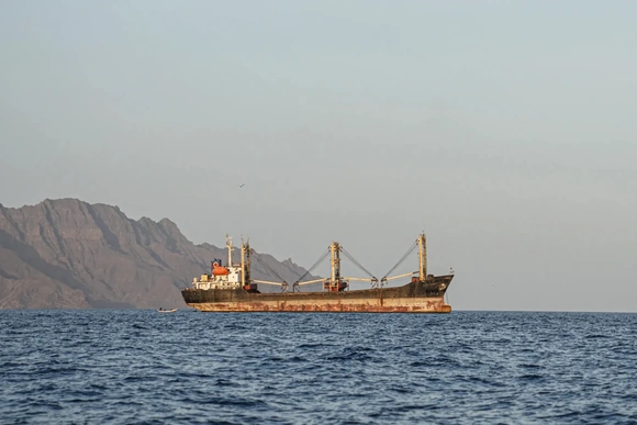 Quan chức châu Âu thúc giục Iran mở lại eo biển Hormuz