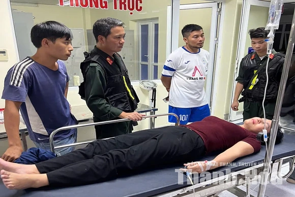 Cảnh sát cơ động kịp thời đưa phụ nữ bị tai nạn đi cấp cứu