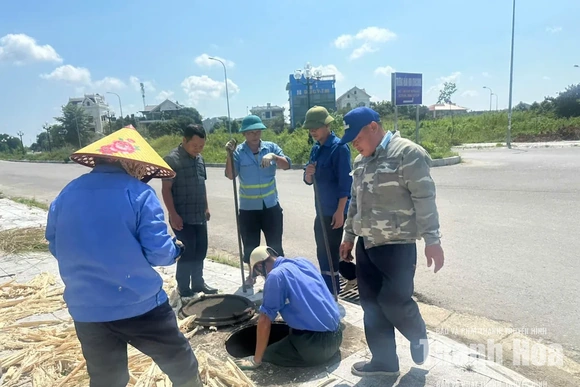 Khơi thông dòng chảy, chống ngập úng cục bộ trên địa bàn phường Hạc Thành