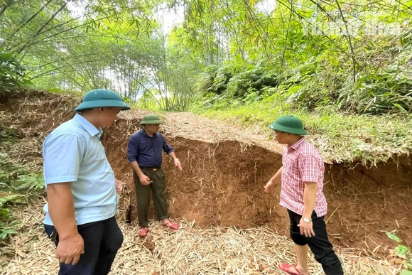Nứt, sụt lún đất tiếp tục mở rộng tại đồi Na Lo, xã Đồng Lương