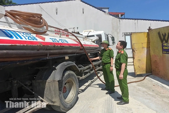 Phát hiện cơ sở thu mua phế liệu có dấu hiệu kinh doanh dầu không phép