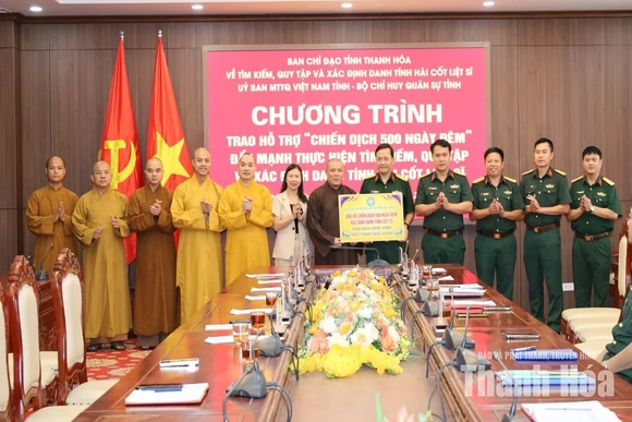 Trao kinh phí hỗ trợ chiến dịch tìm kiếm, quy tập và xác định danh tính hài cốt liệt sĩ