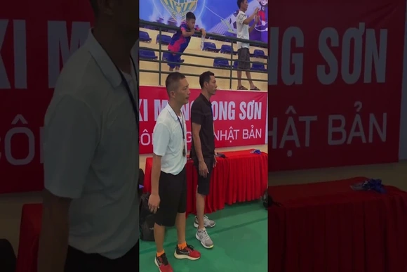 Chỉ đạo nhiệt thế này mà đội không thắng thì hơi phí