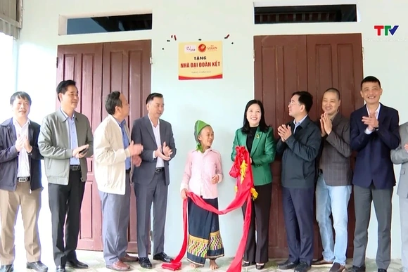 Bàn giao nhà đại đoàn kết cho các hộ gia đình chính sách có hoàn cảnh khó khăn