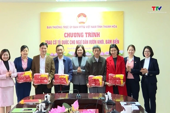 Tặng cờ Tổ quốc cho ngư dân vươn khơi, bám biển