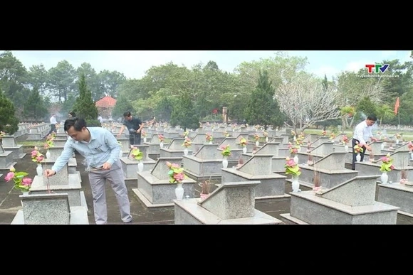 Đoàn đại biểu tỉnh Thanh Hoá viếng các nghĩa trang liệt sỹ tại tỉnh Quảng Bình và Quảng Trị