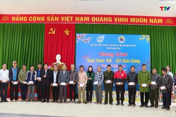 Chương trình "Xuân đoàn kết - Tết biên cương" tại huyện Mường Lát
