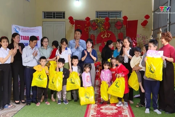 Tặng quà Tết cho trẻ em có hoàn cảnh đặc biệt, khó khăn