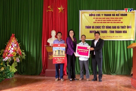 Chủ tịch Hội đồng Dân tộc Quốc hội thăm, chúc tết tại huyện Bá Thước