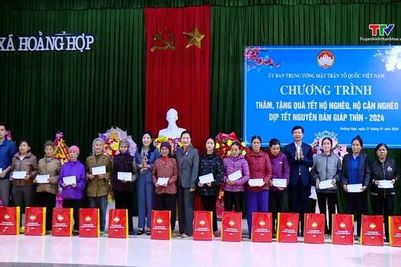 Phó Chủ tịch Ủy ban Trung ương MTTQ Việt Nam Trương Thị Ngọc Ánh thăm, tặng quà Tết