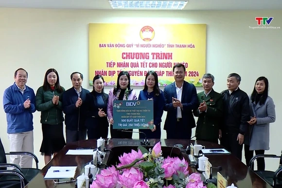 Tiếp nhận quà Tết cho người nghèo nhân dịp Tết Nguyên đán Giáp Thìn