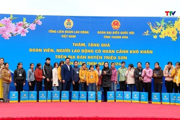 Đoàn đại biểu Quốc hội tỉnh Thanh Hóa và Liên đoàn lao động tỉnh tặng quà tại huyện Triệu Sơn