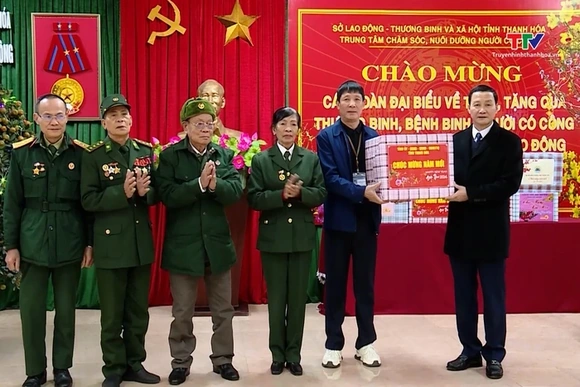 Chủ tịch UBND tỉnh Đỗ Minh Tuấn kiểm tra tình hình sản xuất và đời sống Nhân dân tại thành phố Sầm S